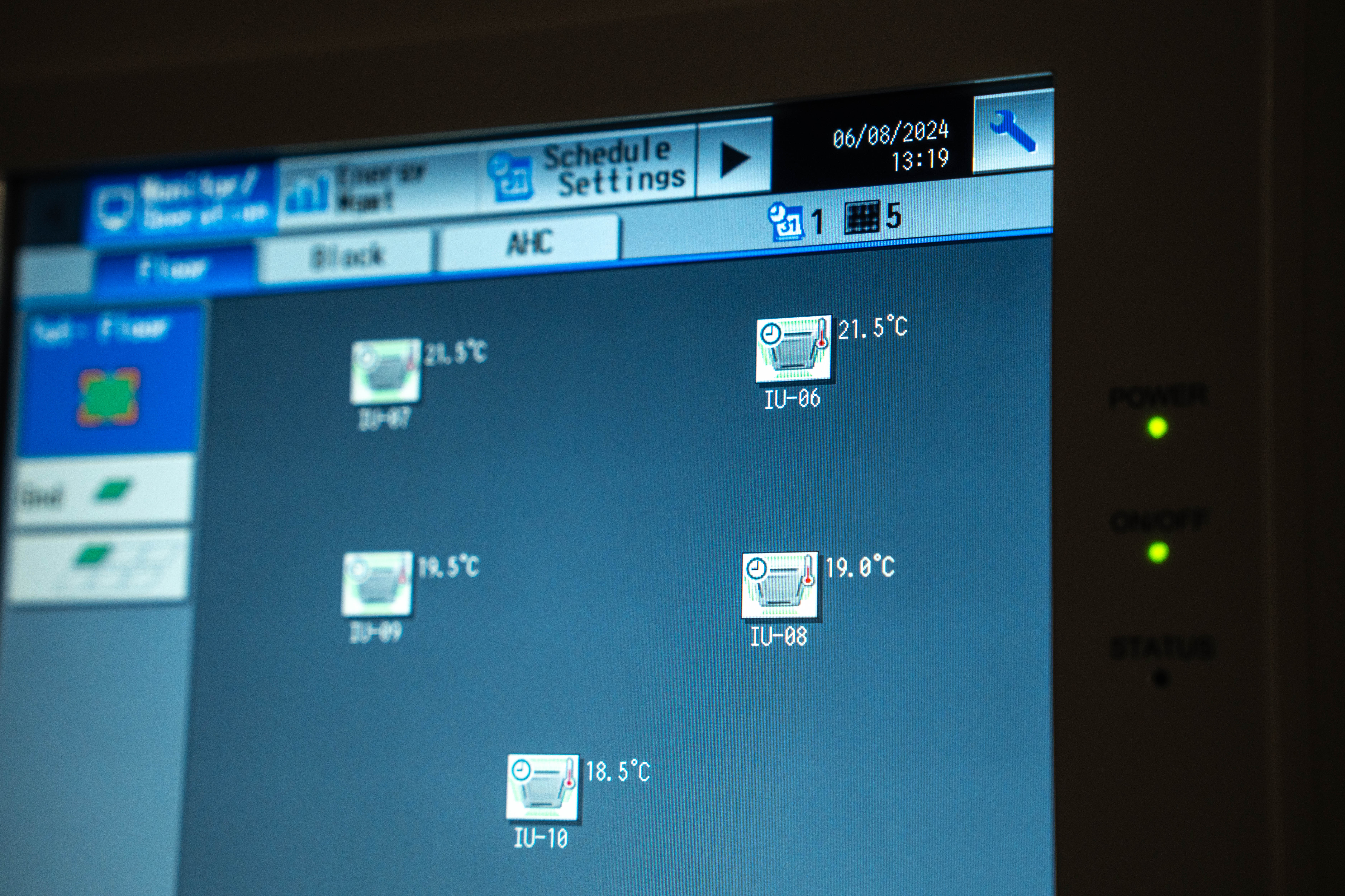 AE-200 controller screen showing per-zone temperatures