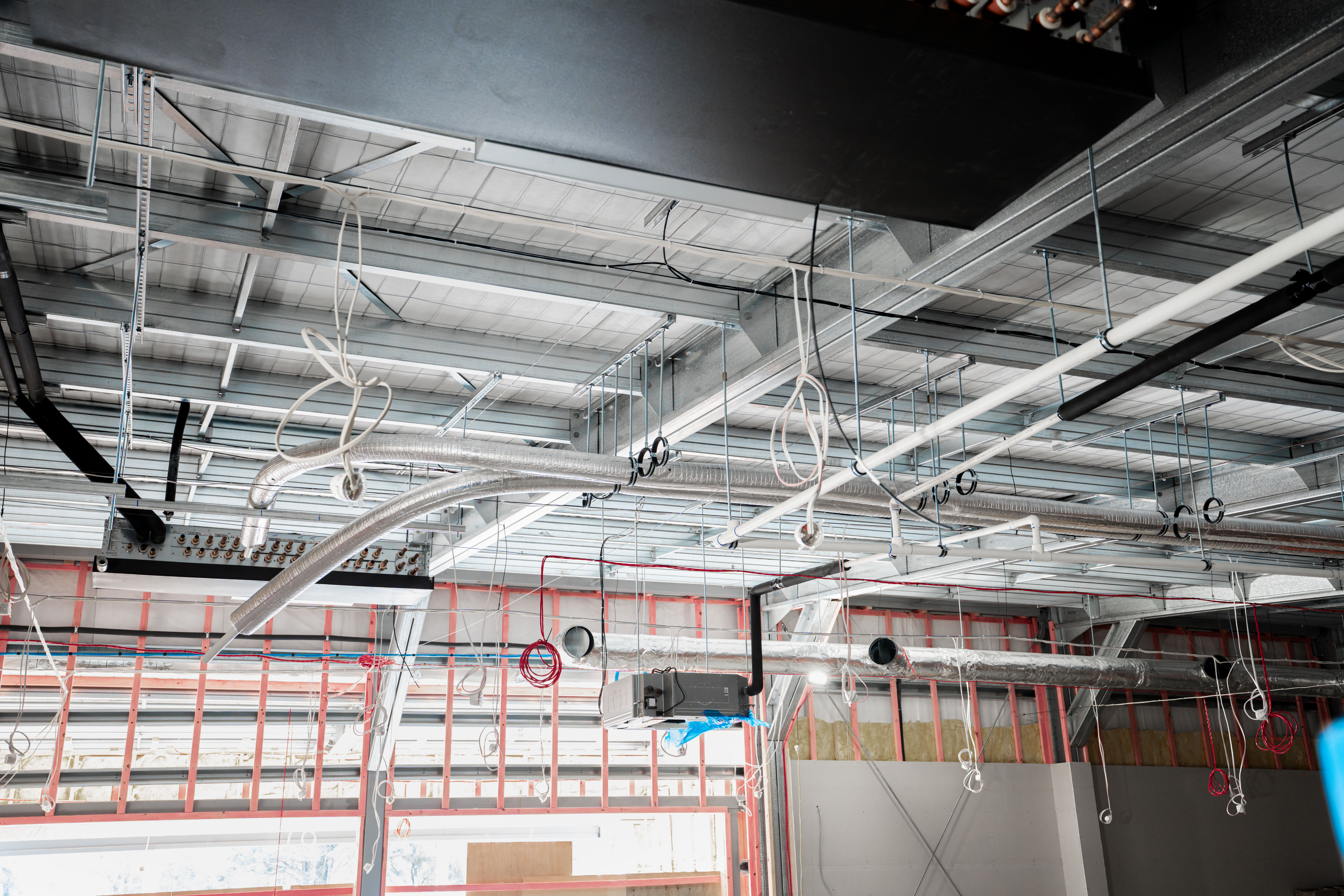 Coordinated ceiling services, ducts, refrigerant pipe and cabling